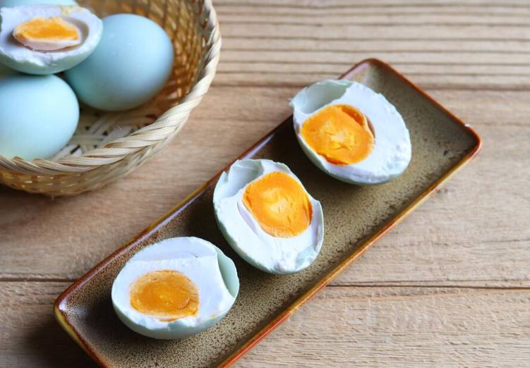 Telur asin berempah (freepik.com/Dewi Ambarwati)