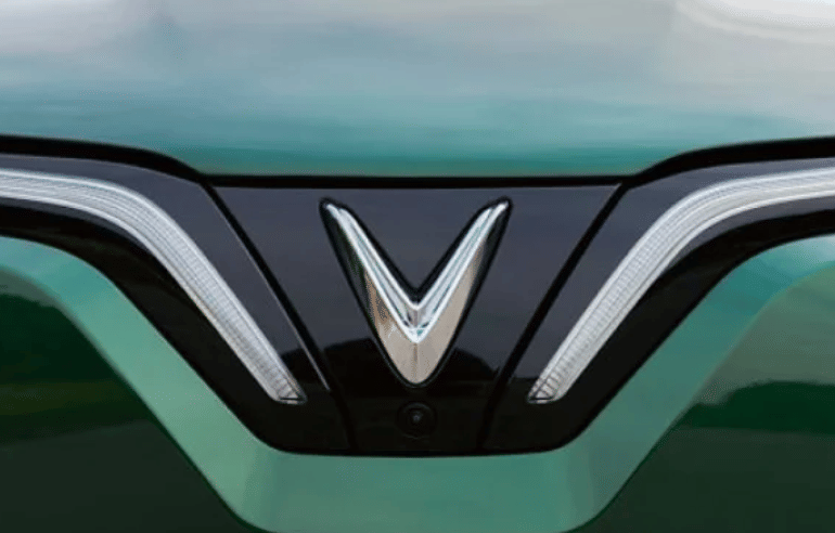 LED dekat logo VinFast VF6 (vinfastauto.us)