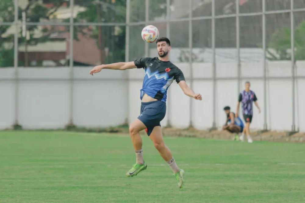 Para pemain PSM Makassar, Matheus Silva, dalam sesi latihan di Stadion Kalegowa Pallangga pada Rabu 14 Mei 2025. (Instagram.com/psm_makassar)