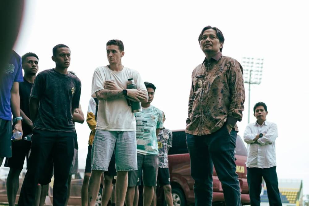 CEO Barito Putera, Hasnuryadi Sulaiman, memberi motivasi pada para pemain dan staf pelatih sebelum sesi latihan di Stadion Demang Lehman Martapura pada Rabu 14 Mei 2025. (Instagram.com/psbaritoputeraofficial)