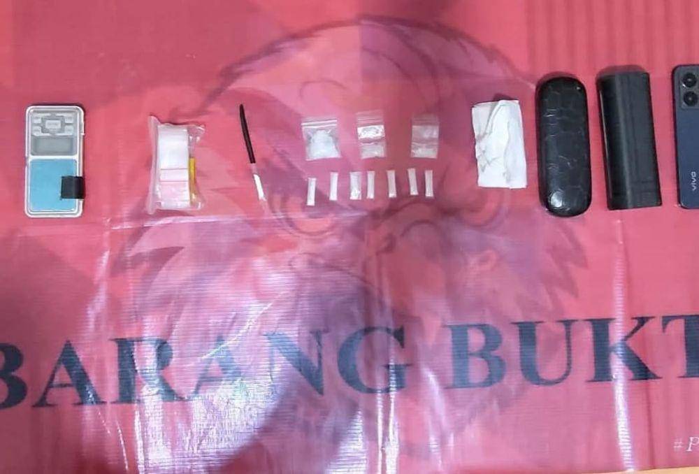 Barang bukti yang diamankan polisi dari tangan RIA, termasuk 10 paket sabu siap edar. (Dok. Polres Paser)