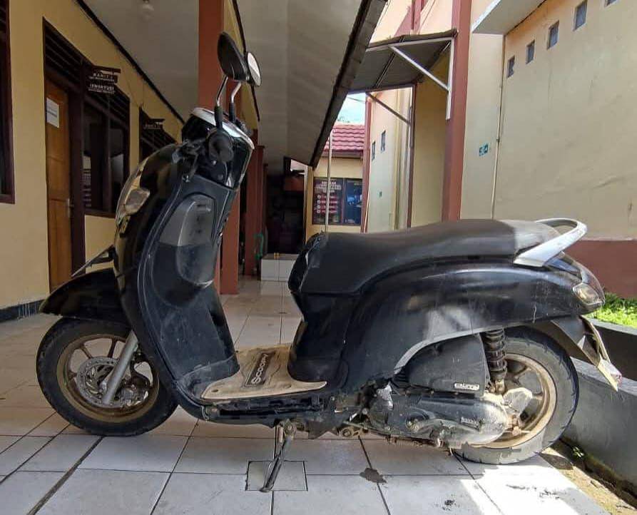 Polisi juga menyita motor yang digunakan tersangka RIA untuk mengedarkan sabu. (Dok.Polres Paser)