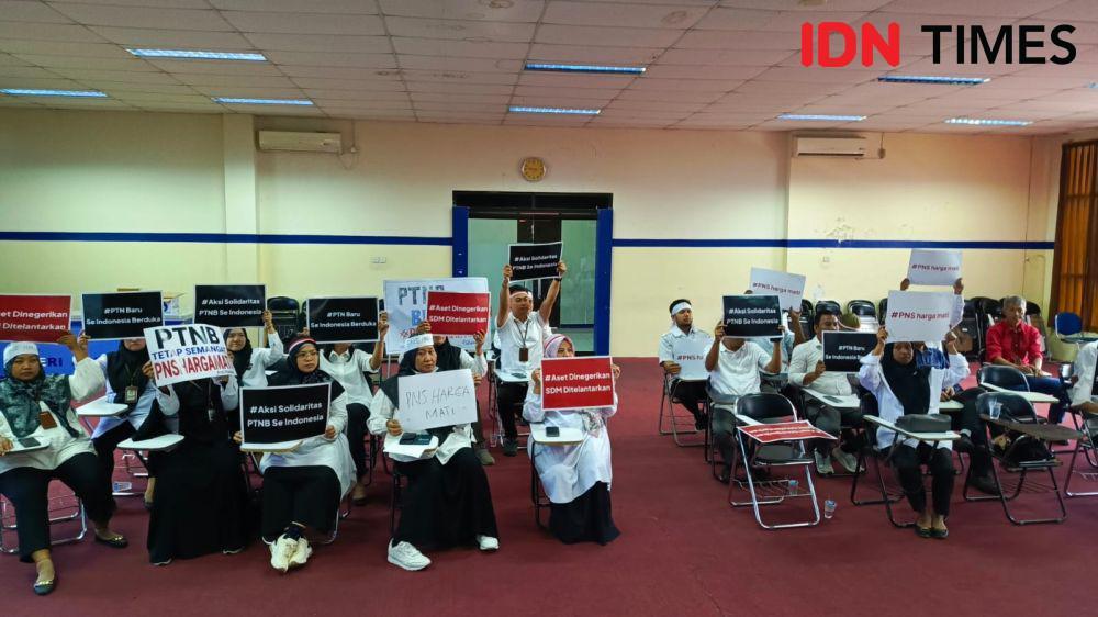 Puluhan dosen dan tenaga pendidik dari Poltek Balikpapan menggelar aksi mendesak peralihan status dari PPPK ke PNS di Balikpapan, Kamis (15/5/2025) sore kemarin. (IDN Times/Erik Alfian)