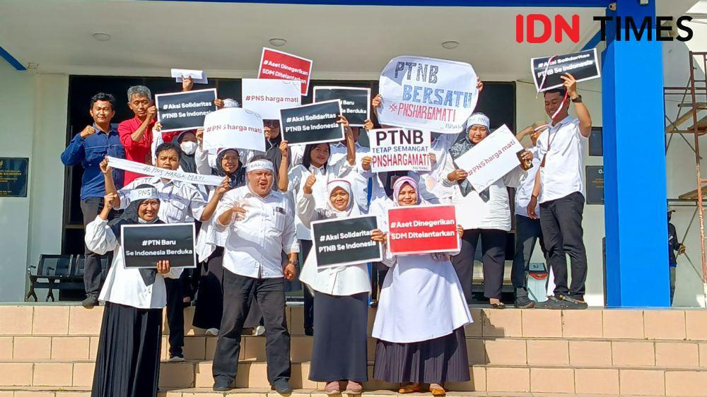 Puluhan dosen dan tenaga pendidik dari Poltek Balikpapan menggelar aksi mendesak peralihan status dari PPPK ke PNS di Balikpapan, Kamis (15/5/2025) sore kemarin. (IDN Times/Erik Alfian)