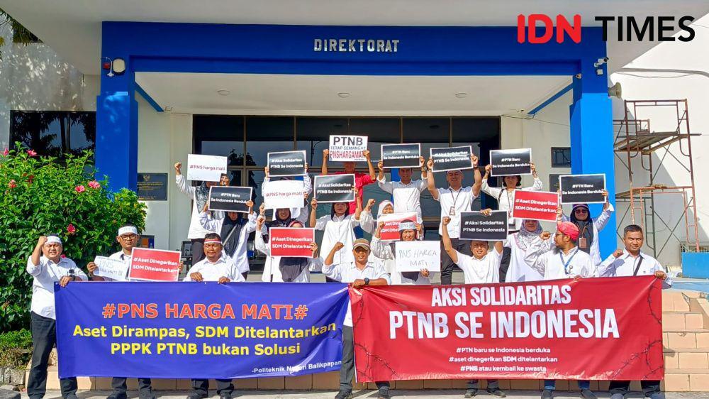 Puluhan dosen dan tenaga pendidik dari Poltek Balikpapan menggelar aksi mendesak peralihan status dari PPPK ke PNS di Balikpapan, Kamis (15/5/2025) sore kemarin. (IDN Times/Erik Alfian)