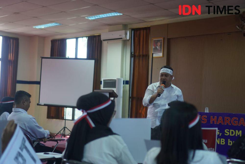 Puluhan dosen dan tenaga pendidik dari Poltek Balikpapan menggelar aksi mendesak peralihan status dari PPPK ke PNS di Balikpapan, Kamis (15/5/2025) sore kemarin. (IDN Times/Erik Alfian)