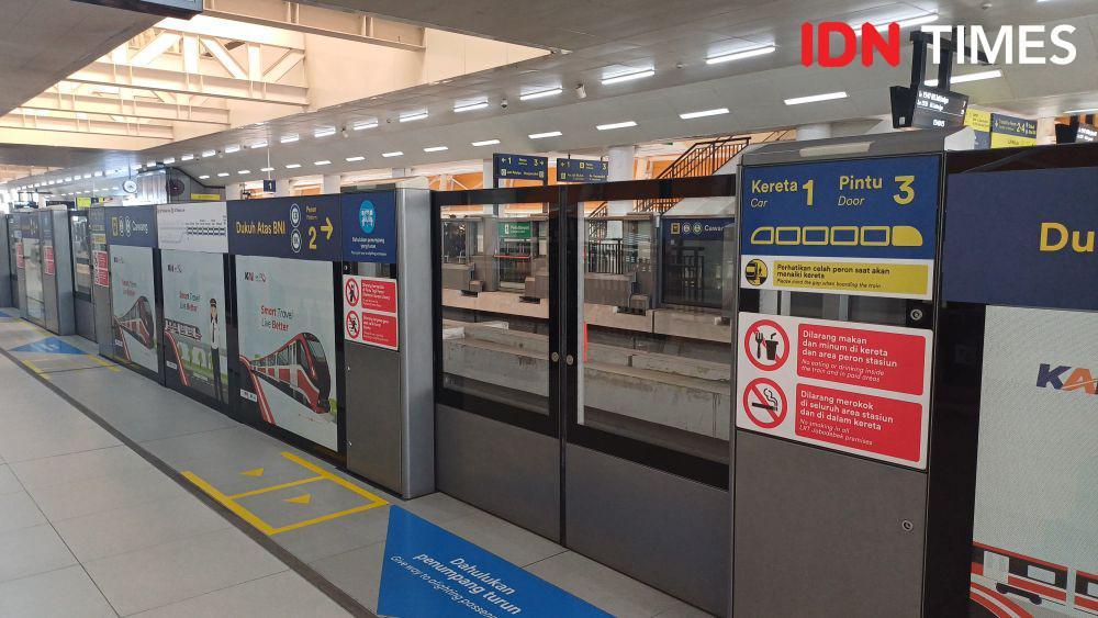 Stasiun LRT Cawang, Jakarta Timur (IDN Times/Dhiya Awlia Azzahra)