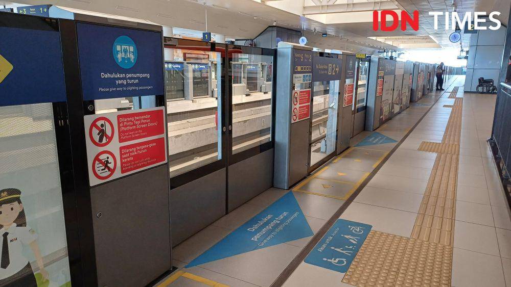 Stasiun LRT Cawang, Jakarta Timur (IDN Times/Dhiya Awlia Azzahra)
