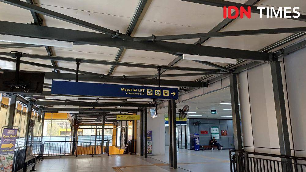 Stasiun LRT Cawang, Jakarta Timur (IDN Times/Dhiya Awlia Azzahra)