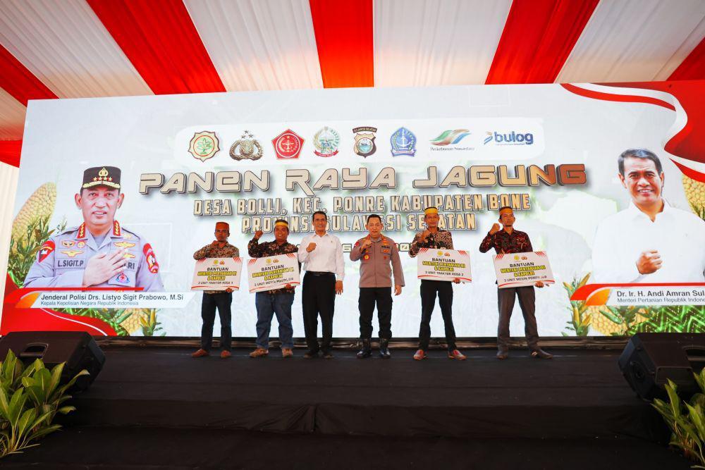 Kapolri Jenderal Listyo Sigit Prabowo dan Mentan Amran Sulaiman melaksanakan panen raya jagung di Desa Bolli, Bone, Sulawesi Selatan (Sulse), Jumat (16/5/2025). (dok. Humas Polri)
