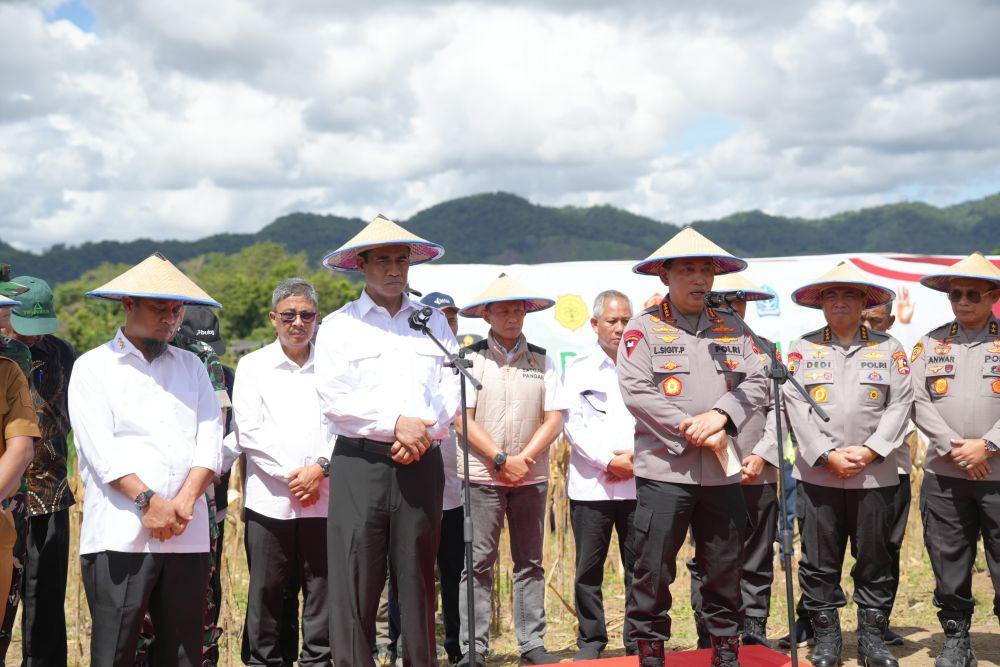 Kapolri Jenderal Listyo Sigit Prabowo dan Mentan Amran Sulaiman melaksanakan panen raya jagung di Desa Bolli, Bone, Sulawesi Selatan (Sulse), Jumat (16/5/2025). (dok. Humas Polri)