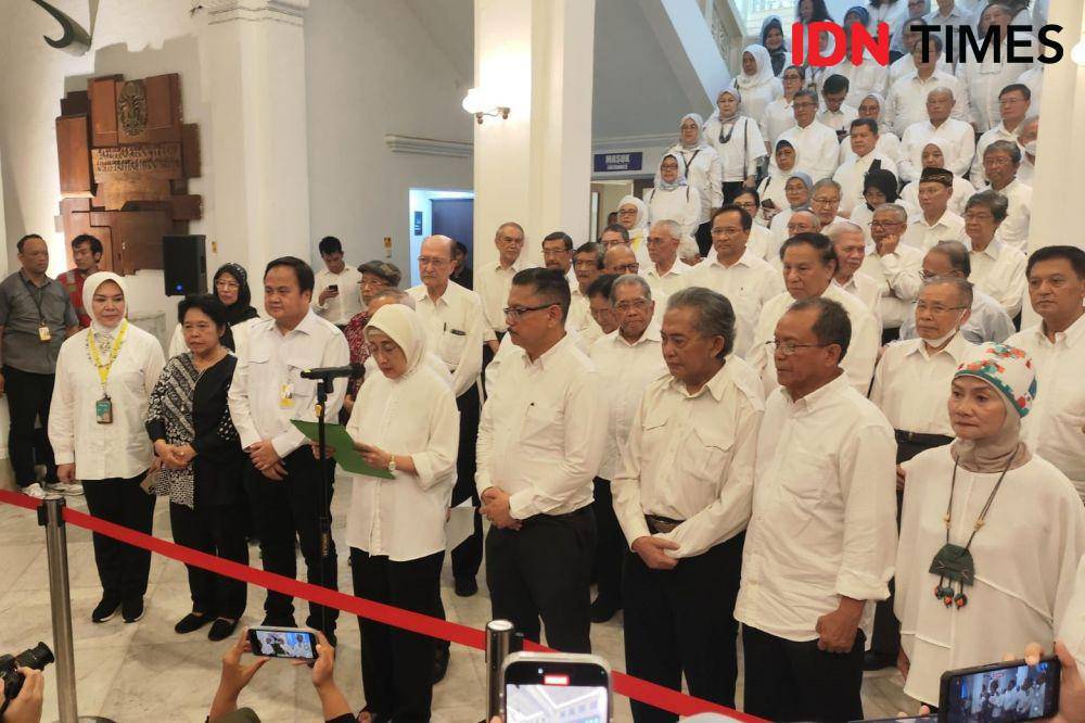 Konferensi pers pernyataan sikap jajaran Guru Besar Fakultas Kedokteran Universitas Indonesia (FKUI) di Gedung FKUI, Salemba, Jakarta Pusat, Jumat (16/5/2025) (IDN Times/Yosafat Diva Bayu Wisesa)