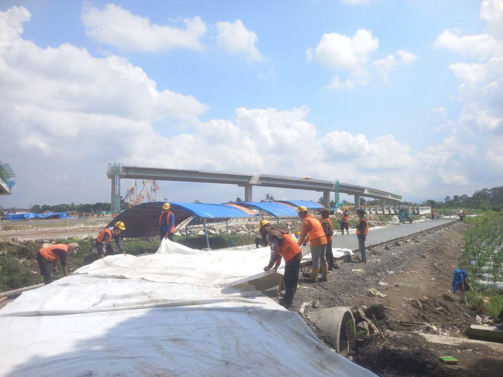 Proyek pembangunan Tol Yogyakarta-Solo Seksi 2 Paket 2.2 Trihanggo-Junction Sleman. (Dok. Humas Adhi Karya)