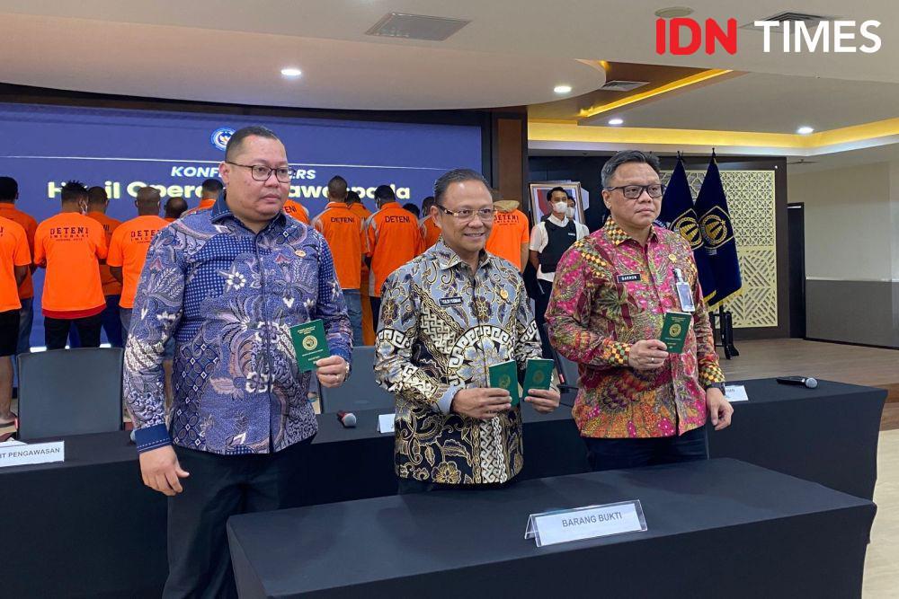 Konferensi Pers Hasil Operasi Pengawasan Wira Waspada di Jadetabek oleh Plt. Direktur Jenderal Imigrasi Yuldi Yusman, Jumat (16/5/2025). (IDN Times/Lia Hutasoit)