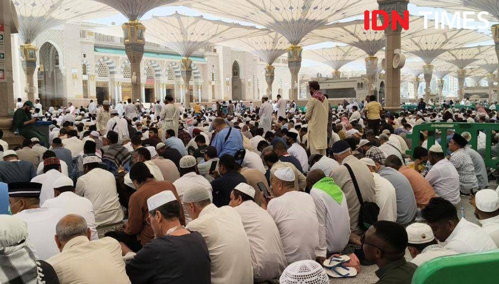 Jemaah calon haji menunaikan salat Jumat di Masjid Nabawi, Madinah, Arab Saudi, Jumat (16/5/2025). (Media Center Haji/Rochmanudin)