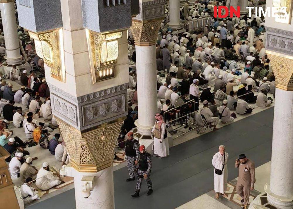 Jemaah calon haji menunaikan salat Jumat di Masjid Nabawi, Madinah, Arab Saudi, Jumat (16/5/2025). (Media Center Haji/Rochmanudin)