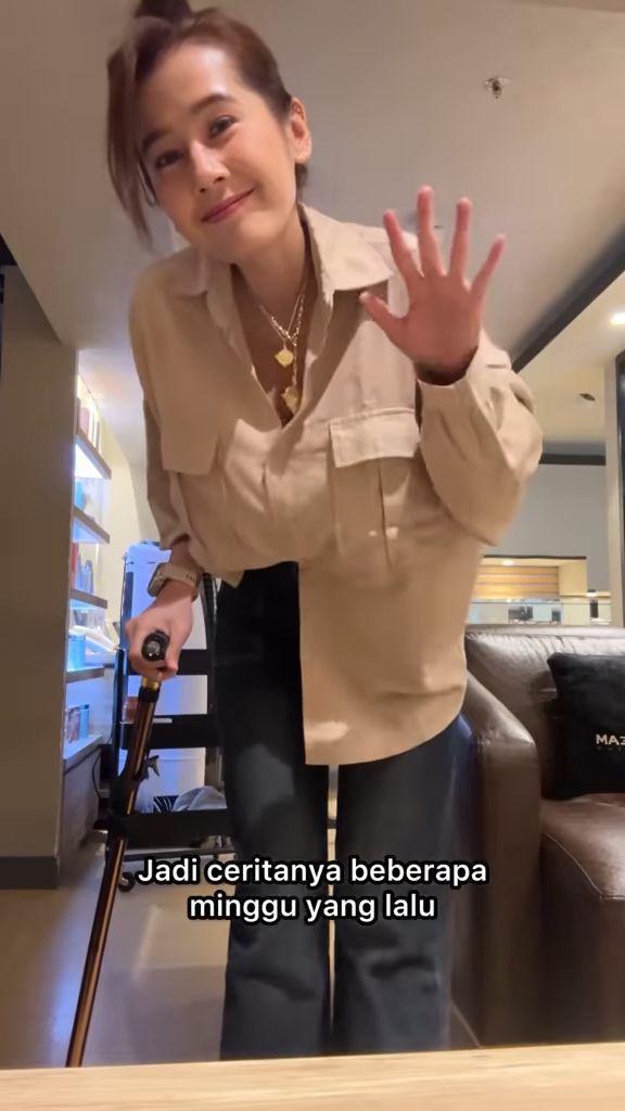 Ardina Rasti syuting pakai kursi roda (instagram.com/ardinarasti6)