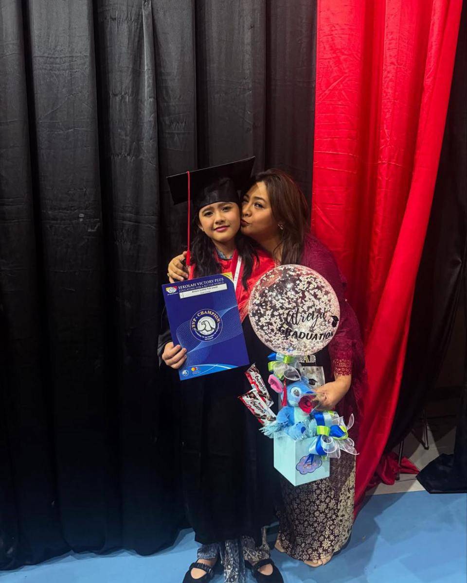 wisuda SD anak Iko dan Audy (instagram.com/audyitem)