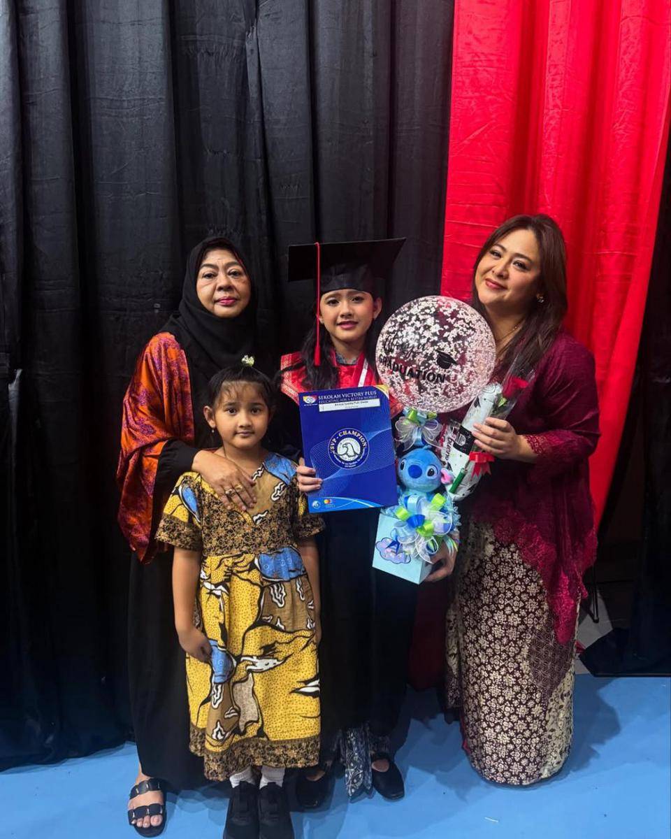 wisuda SD anak Iko dan Audy (instagram.com/audyitem)