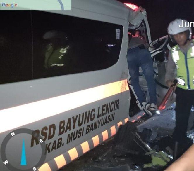 Ambulans RSUD Bayung Lencir mengalami kecelakaan di Jalintim Betung. (Dok. Polres Banyuasin)