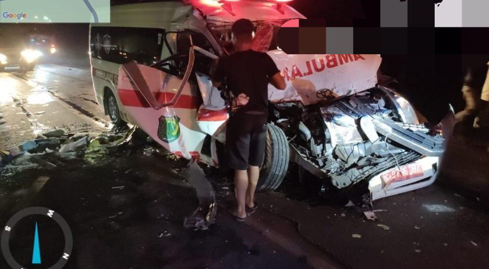 Ambulans RSUD Bayung Lencir mengalami kecelakaan di Jalintim Betung. (Dok. Polres Banyuasin)