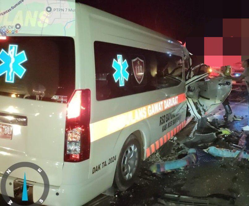 Bawa Pasien, Ambulans Bayung Lencir Adu Kambing dengan Truk di Jalintim