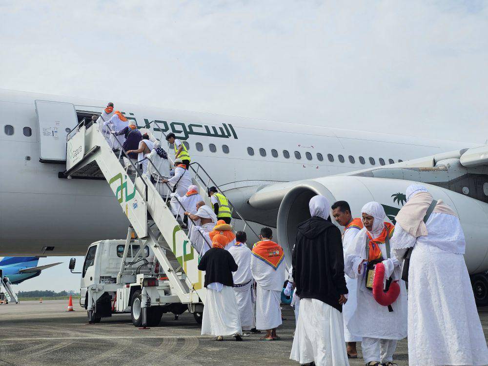 Sebanyak 370 jemaah haji Kloter 12 Embarkasi Palembang bertolak meninggalkan Bandara Internasional Sultan Mahmud Badaruddin II Palembang menuju Bandara King Abdul Aziz Jeddah, Sabtu (17/05/2025) pagi. (Dok. Kemenag Sumsel)