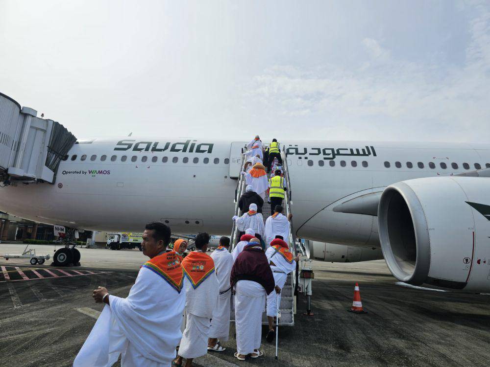 Jemaah haji Kloter 12 Embarkasi Palembang bertolak meninggalkan Bandara Internasional Sultan Mahmud Badaruddin II Palembang menuju Bandara King Abdul Aziz Jeddah, Sabtu (17/05/2025) pagi. (Dok. Kemenag Sumsel)