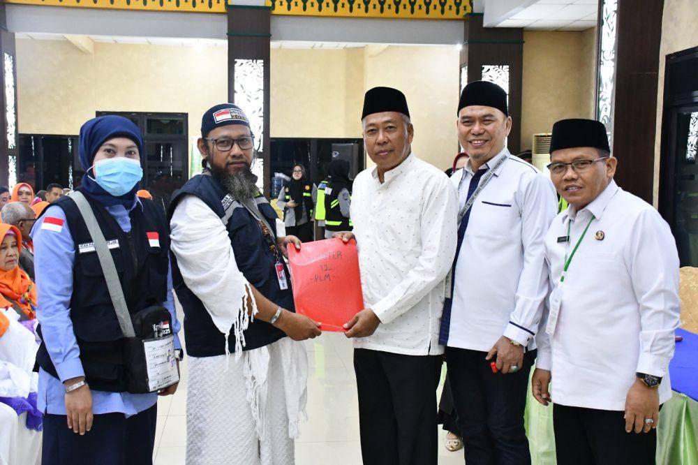 Jemaah haji Kloter 12 Embarkasi Palembang bertolak meninggalkan Bandara Internasional Sultan Mahmud Badaruddin II Palembang menuju Bandara King Abdul Aziz Jeddah, Sabtu (17/05/2025) pagi. (Dok. Kemenag Sumsel)