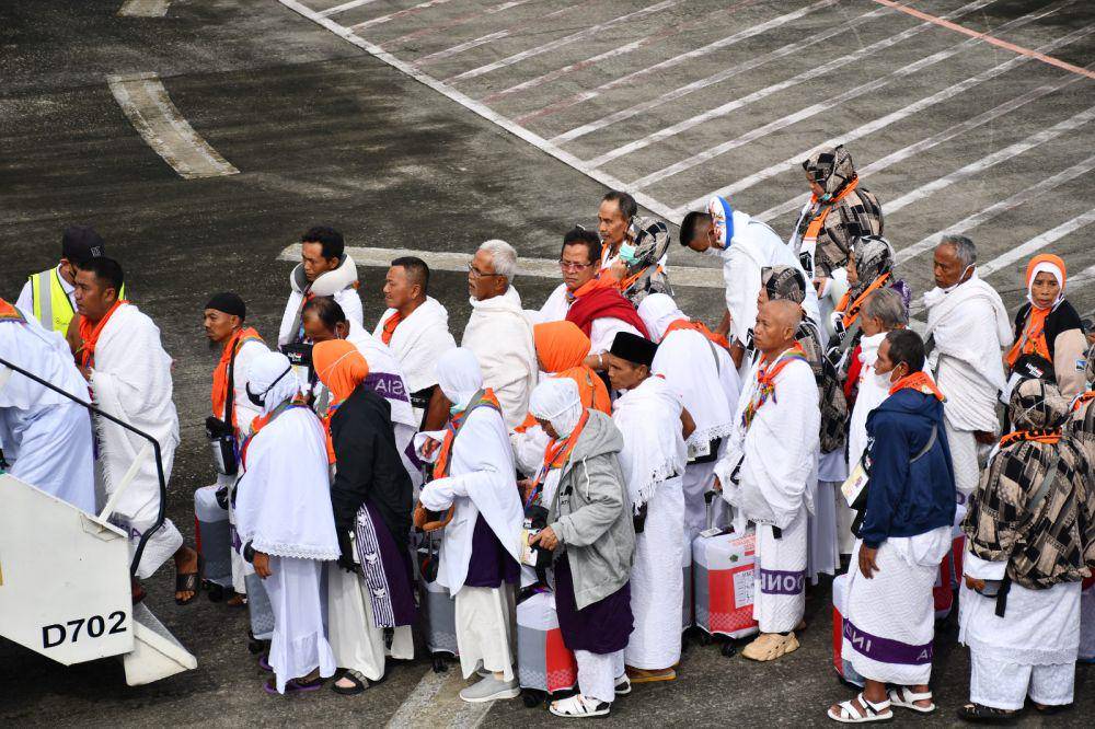 Jemaah haji Kloter 12 Embarkasi Palembang bertolak meninggalkan Bandara Internasional Sultan Mahmud Badaruddin II Palembang menuju Bandara King Abdul Aziz Jeddah, Sabtu (17/05/2025) pagi. (Dok. Kemenag Sumsel)