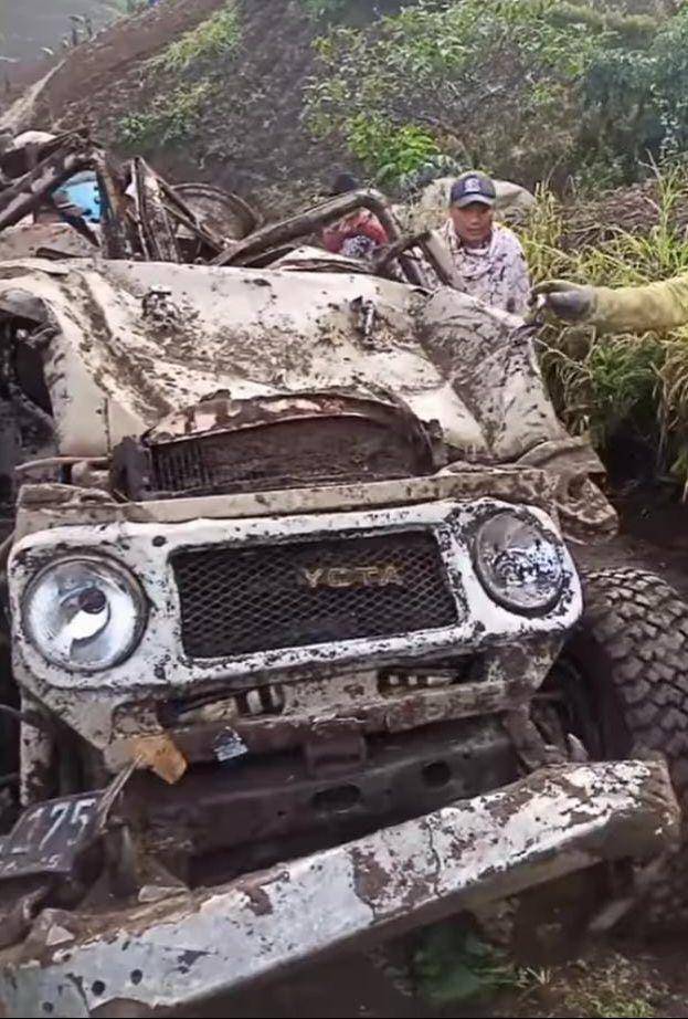 Kondisi Jeep Bromo yang jatuh ke jurang di Jalan Desa Ngadas. (Dok. Humas Polres Malang)