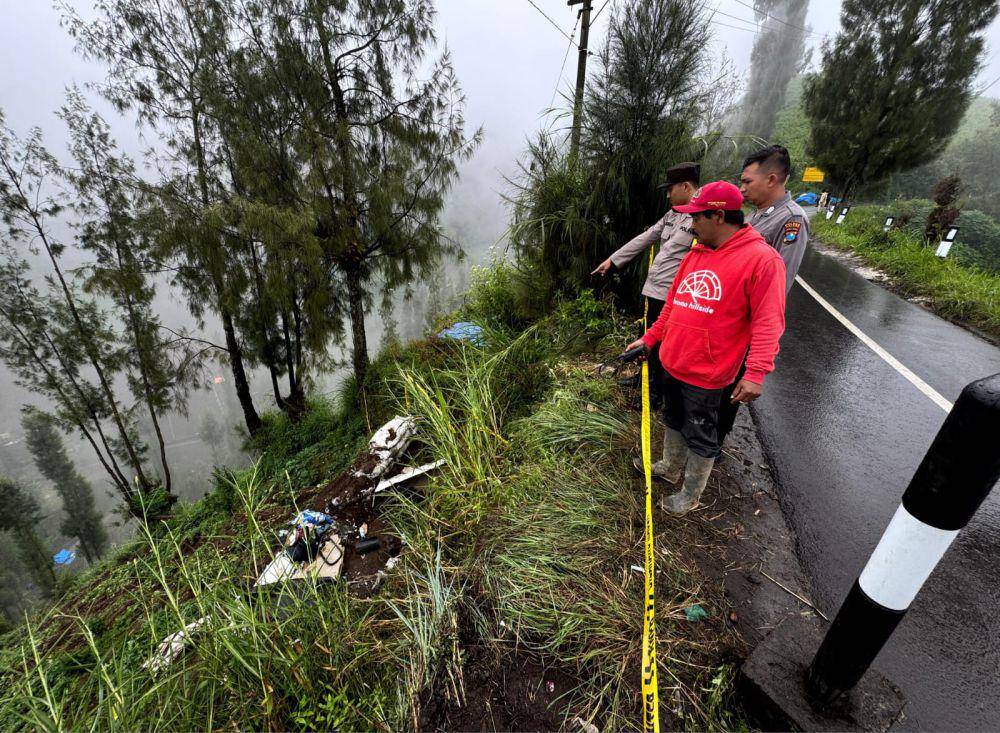 Kondisi Jeep Bromo yang terjun ke jurang di Jalan Desa Ngadas. (Dok. Humas Polres Malang)