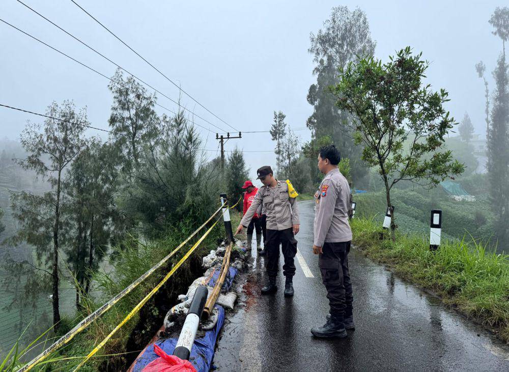 Kondisi Jeep Bromo yang jatuh ke jurang di Jalan Desa Ngadas. (Dok. Humas Polres Malang)