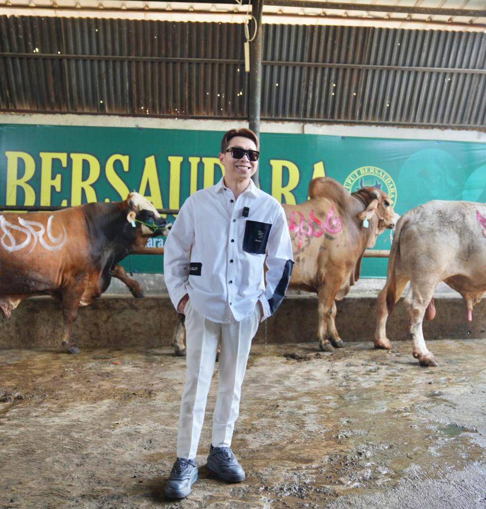 Richard Lee beli sapi kurban (Instagram.com/dr.richard_lee)
