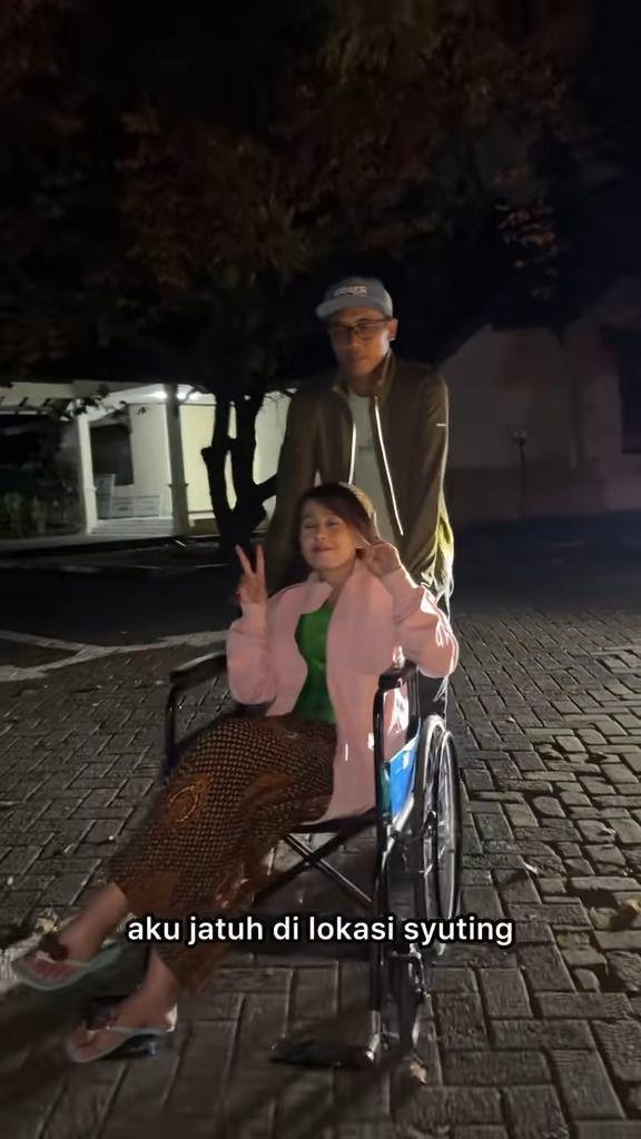 Ardina Rasti syuting pakai kursi roda (instagram.com/ardinarasti6)