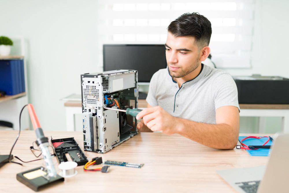 ilustrasi merakit PC barebone (freepik.com/tonodiaz)