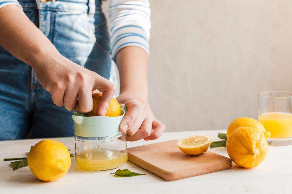 Ilustrasi memeras lemon (freepik.com/freepik)