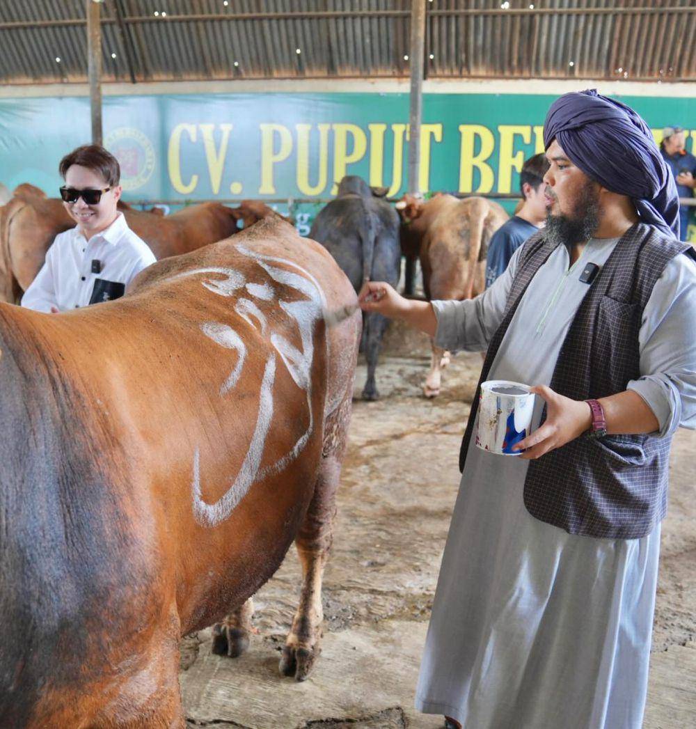 Richard Lee beli sapi kurban (Instagram.com/dr.richard_lee)