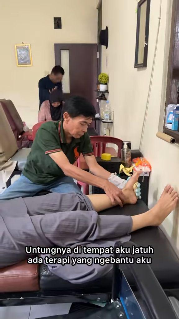 Ardina Rasti syuting pakai kursi roda (instagram.com/ardinarasti6)