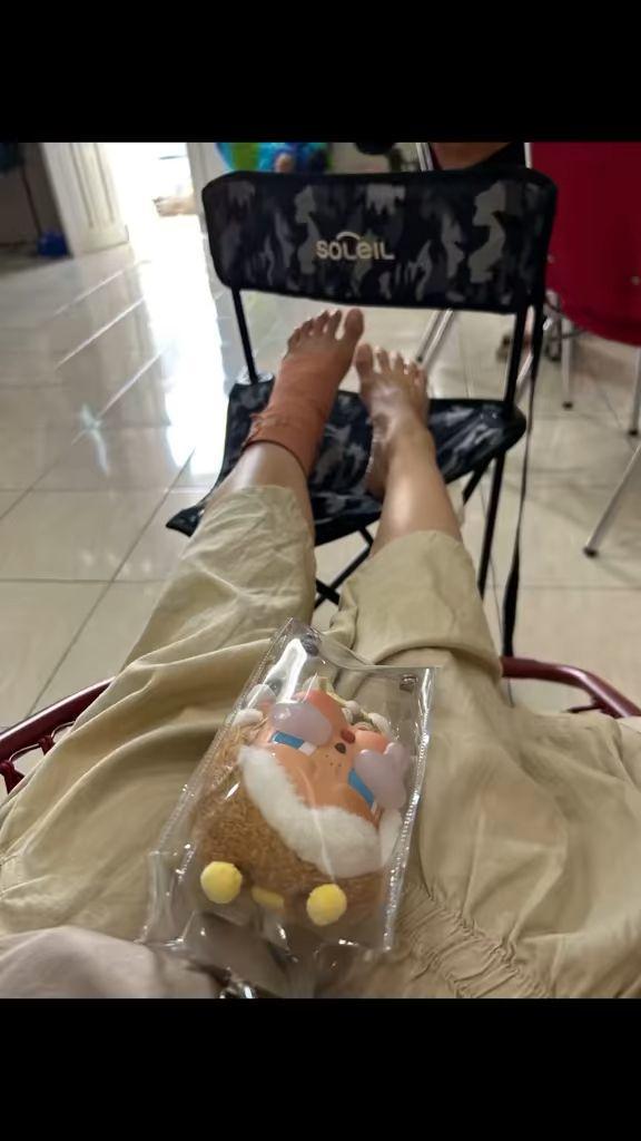 Ardina Rasti syuting pakai kursi roda (instagram.com/ardinarasti6)