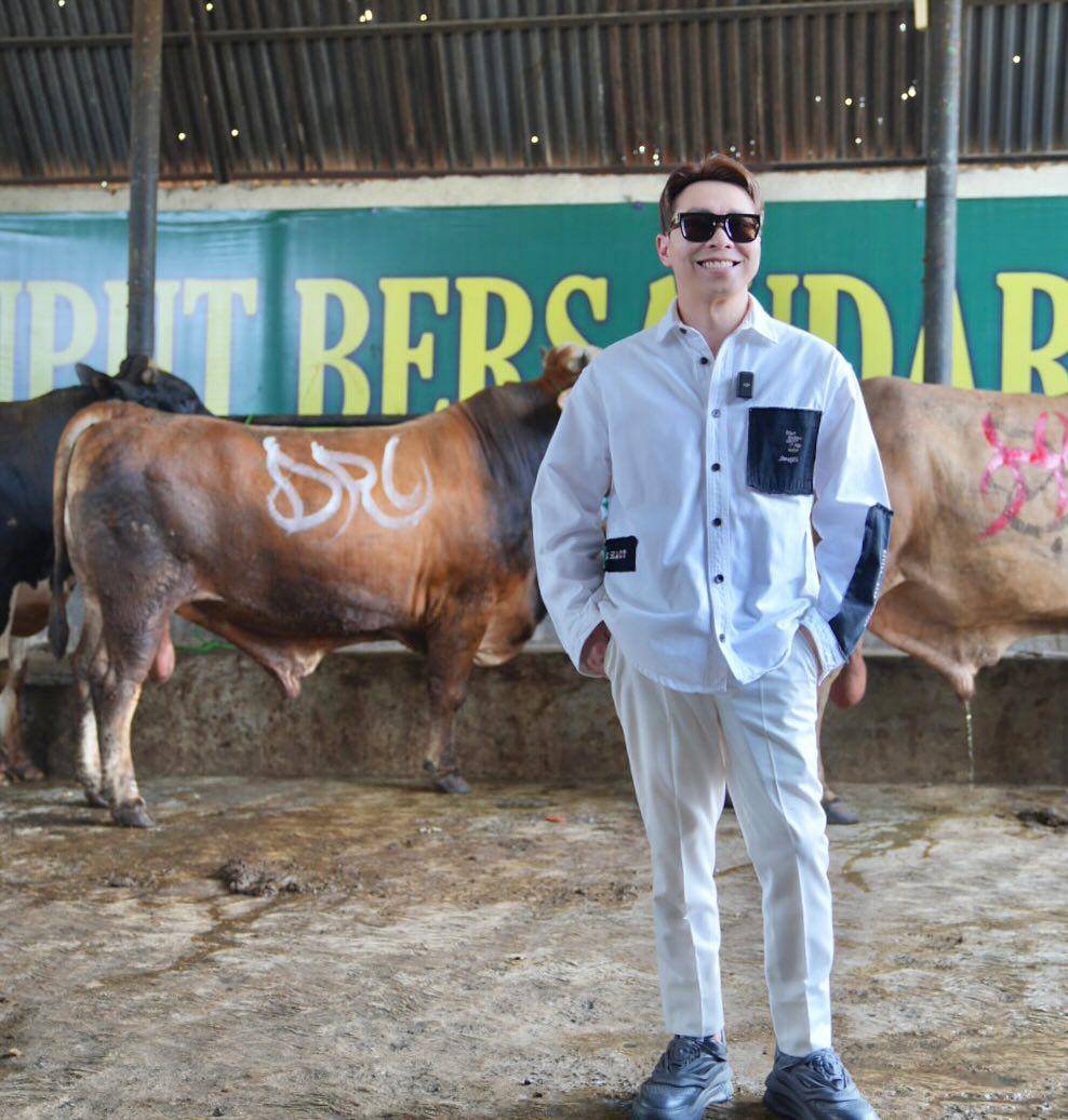 Richard Lee beli sapi kurban (Instagram.com/dr.richard_lee)