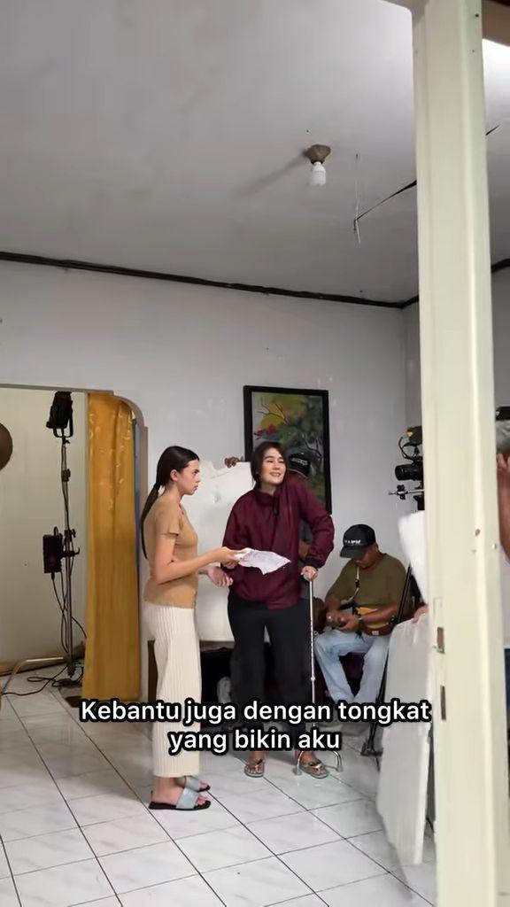 Ardina Rasti syuting pakai kursi roda (instagram.com/ardinarasti6)