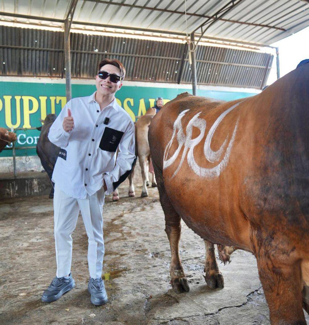 Richard Lee beli sapi kurban (Instagram.com/dr.richard_lee)