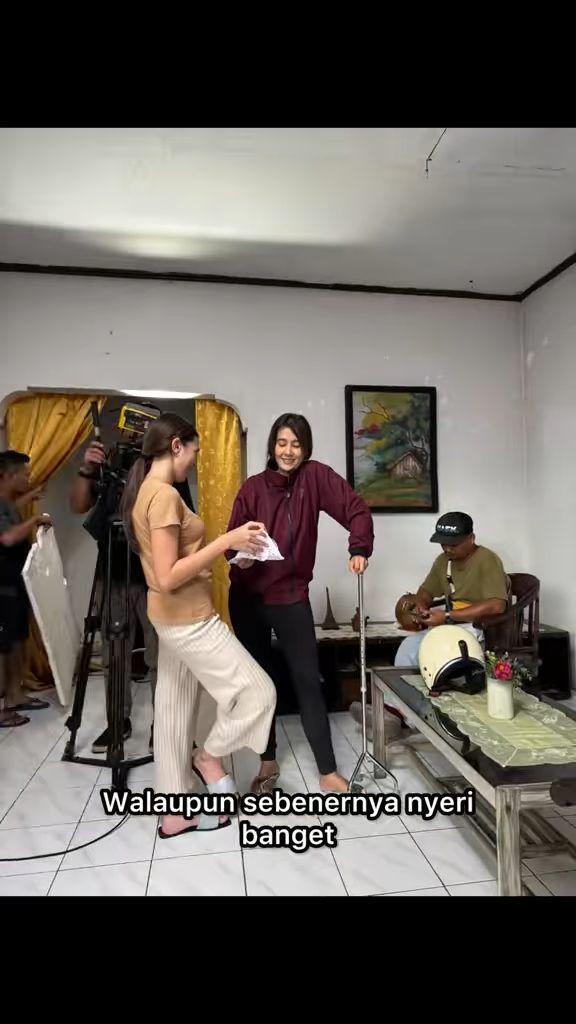 Ardina Rasti syuting pakai kursi roda (instagram.com/ardinarasti6)