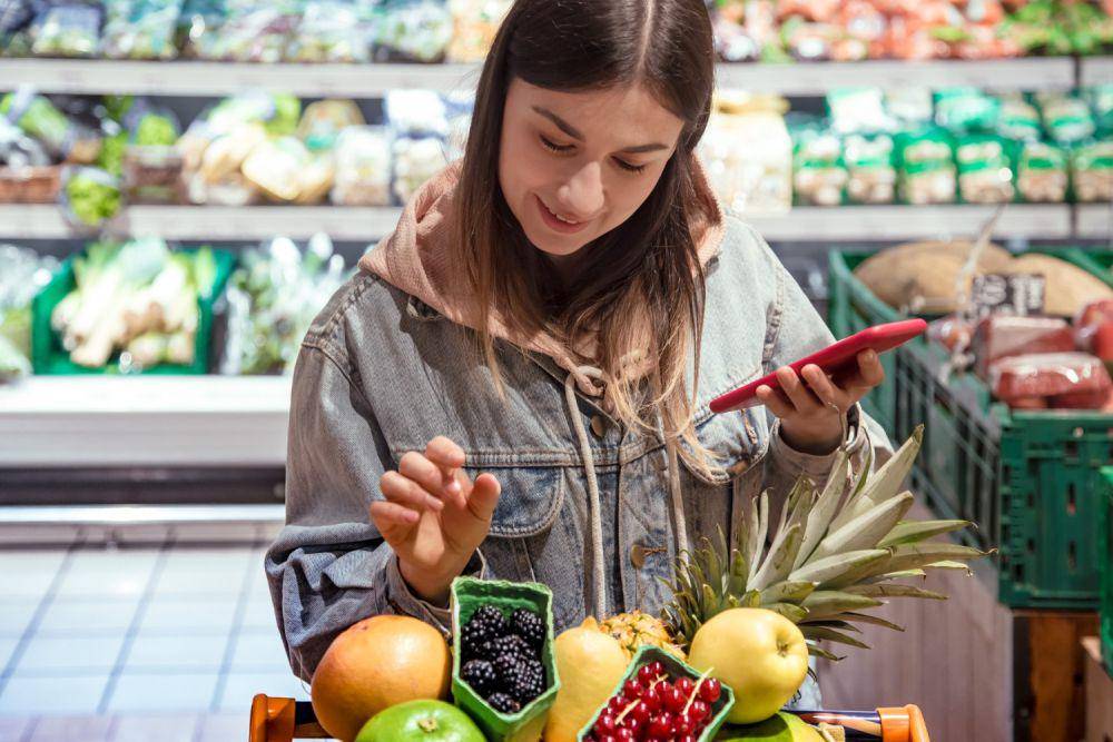 Ilustrasi wanita berbelanja sayur dan buah (freepik.com/pvproductions)