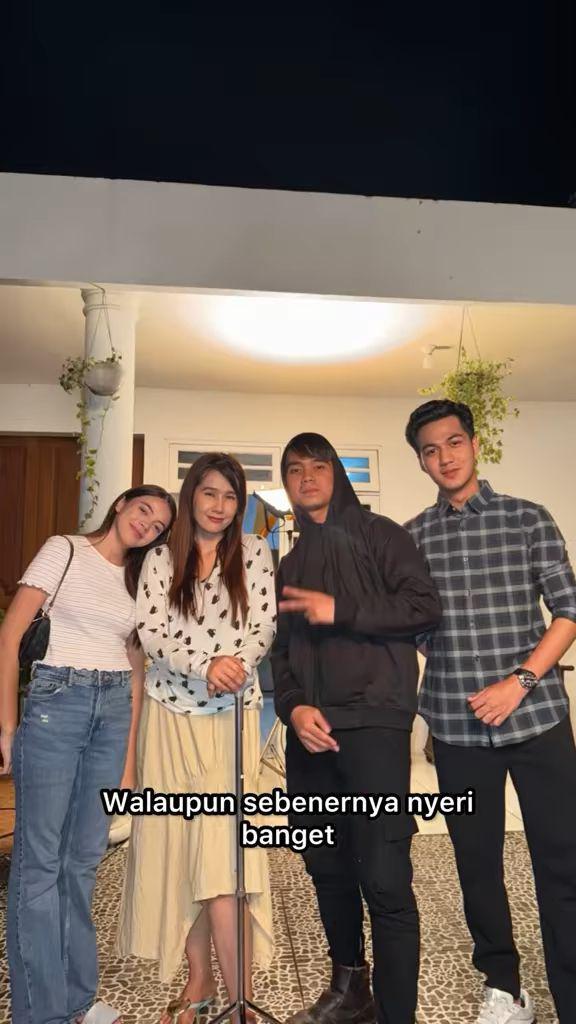 Ardina Rasti syuting pakai kursi roda (instagram.com/ardinarasti6)