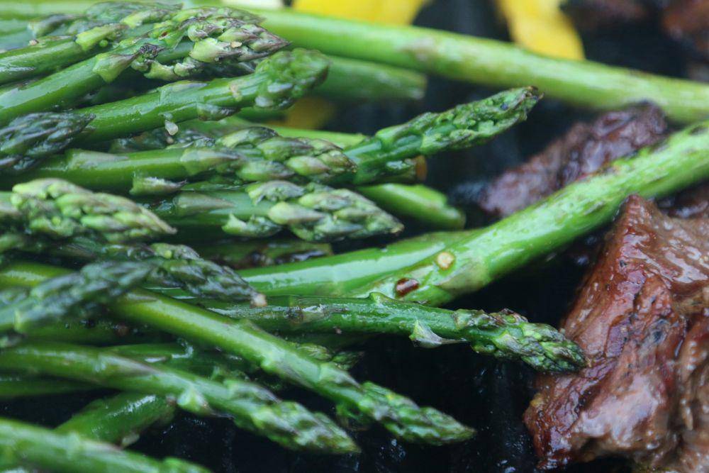 ilustrasi memasak asparagus (unsplash.com/David Trinks)