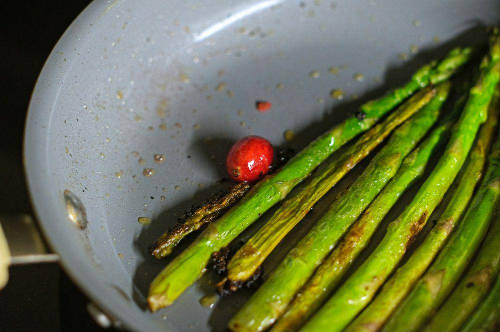 ilustrasi memasak asparagus (unsplash.com/Del Nijiro)