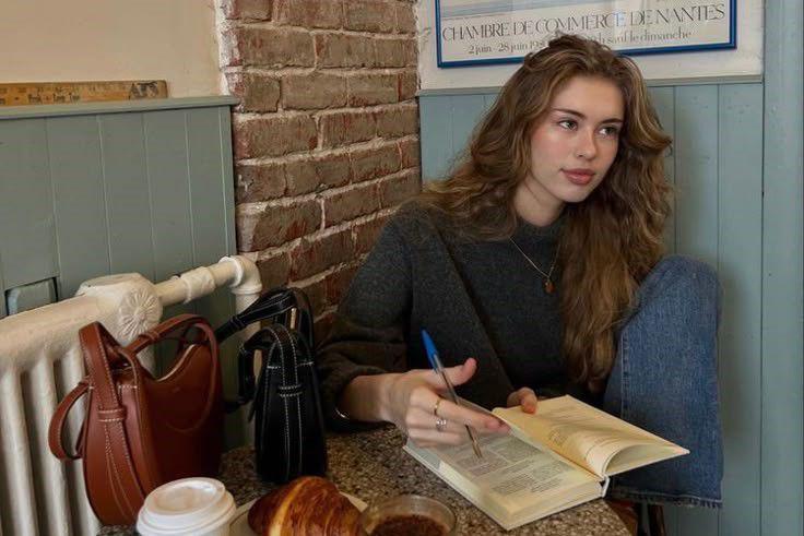 5 Tips Membawa Buku ke Kedai Kopi tanpa Terlihat Sok Intelek