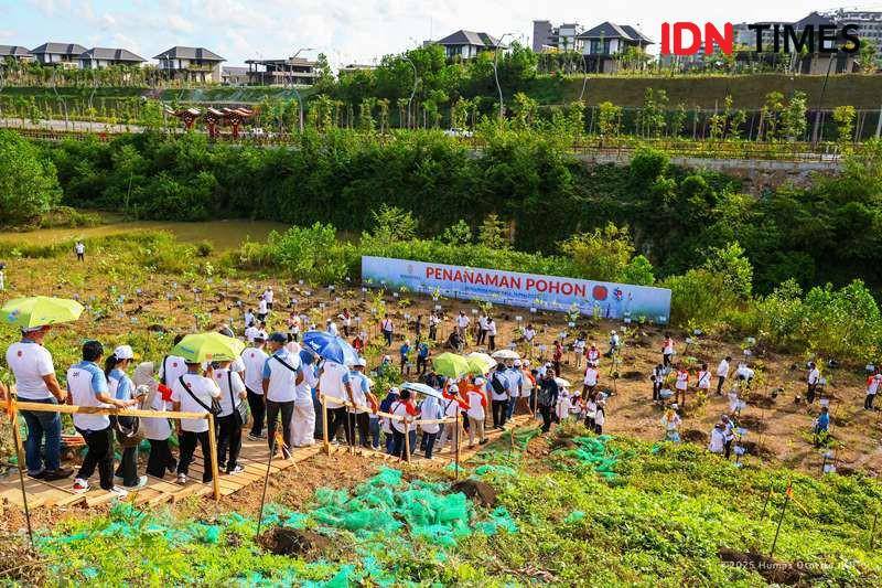 Anggota REI se Indonesia lakukan penanaman pohon di KIPP IKN (IDN Times/Ervan)